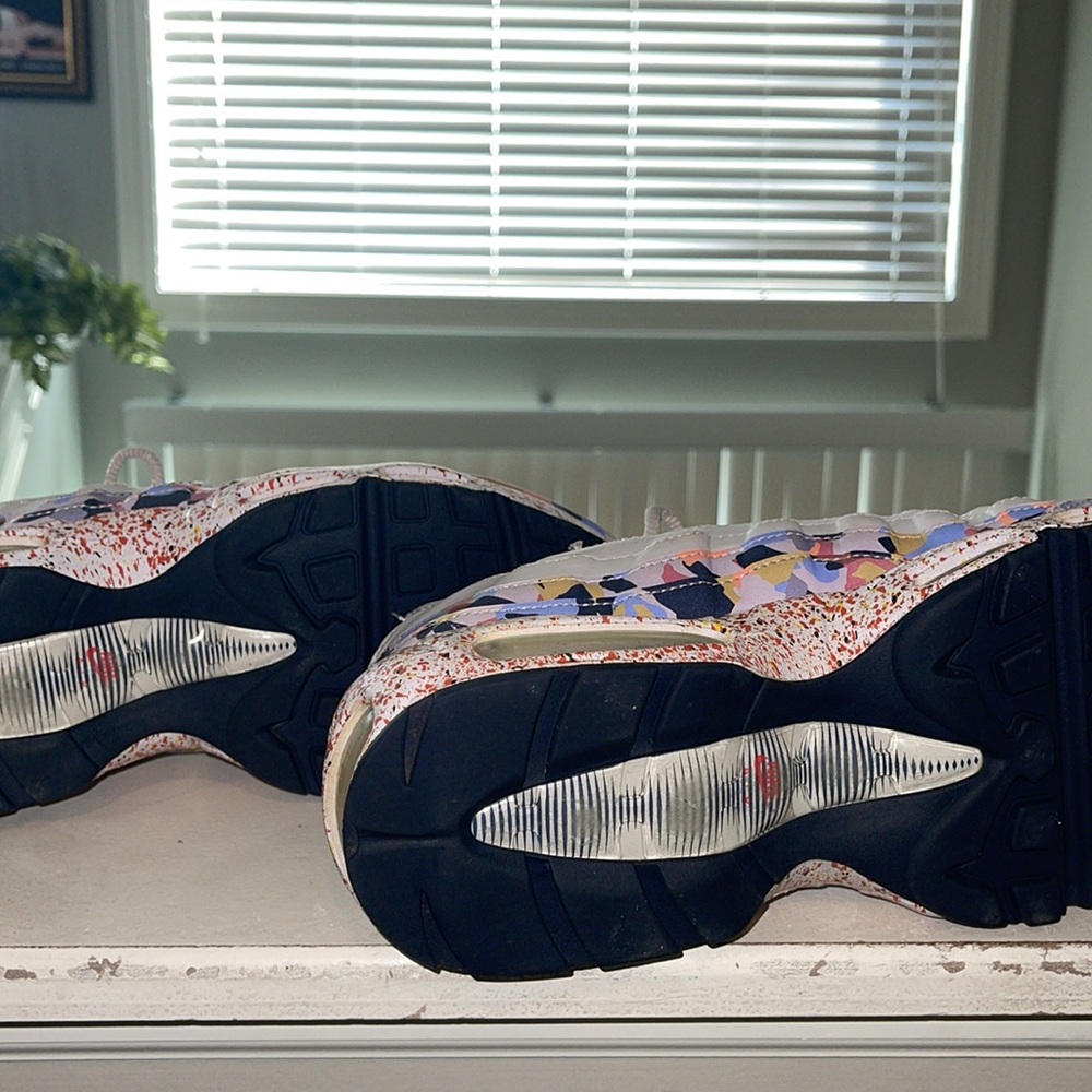 Woman’s Nike’s - Picture 4 of 6